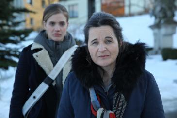Miriam Fussenegger (Lisa Nemeth) und Maria Hofstätter (Grete Öller) in 