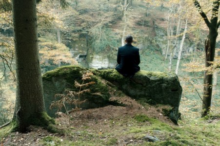 Ein Männlein sitzt im Walde ... Moritz Bleibtreu als Wirtschaftsanwalt Urs Blank - Foto: Felix Cramer/Alamode Film