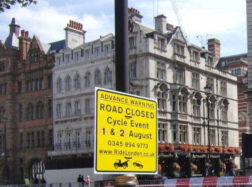 Mit dem Brexit wird es nicht nur Straßensperren fürs Radrennen geben: demnächst heißt es "Road to EU closed"